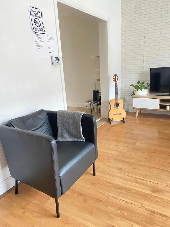 Big Sunset 2 Bedroom House With A Garden アントウェルペン ベルギー